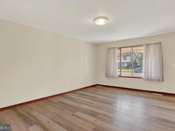 4th image of 320 Regent Rd