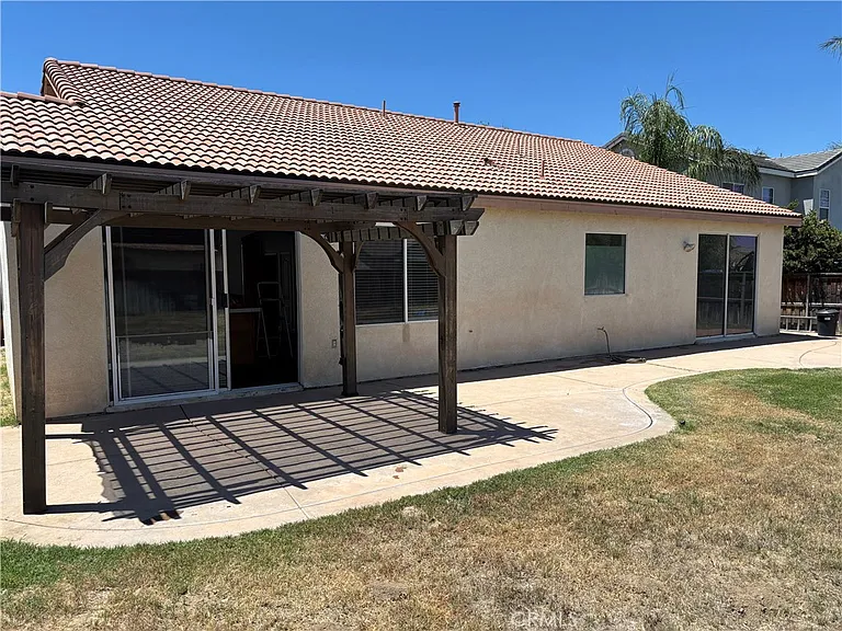 239 Tradewinds Ln — Photo 2
