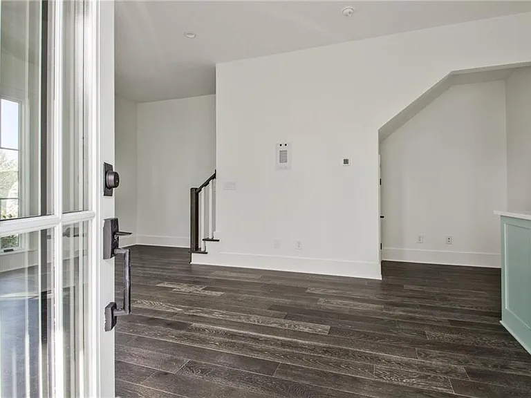 135 Carlyle Ln — Photo 5