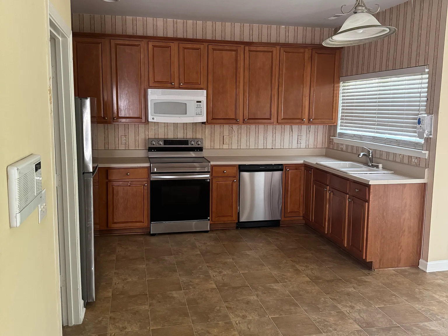 3 bed, 2.5 bath, 1960 sqft, $2,050 — Photo 4