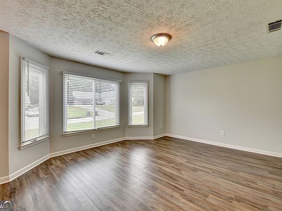 3rd image of 2300 Huntington Dr