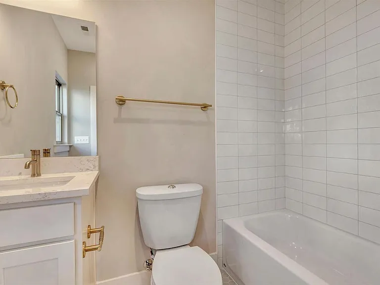 222 Thompson Park Dr #222 — Photo 1