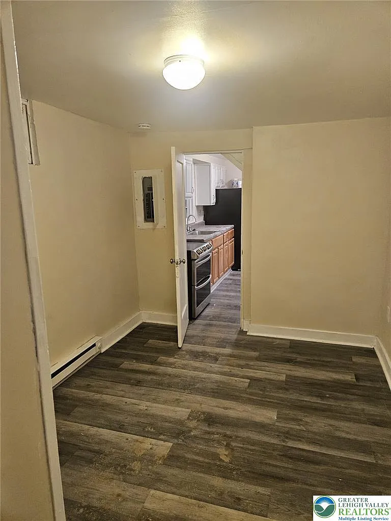 3 bed, 1.0 bath, 900 sqft, $1,650 — Photo 4