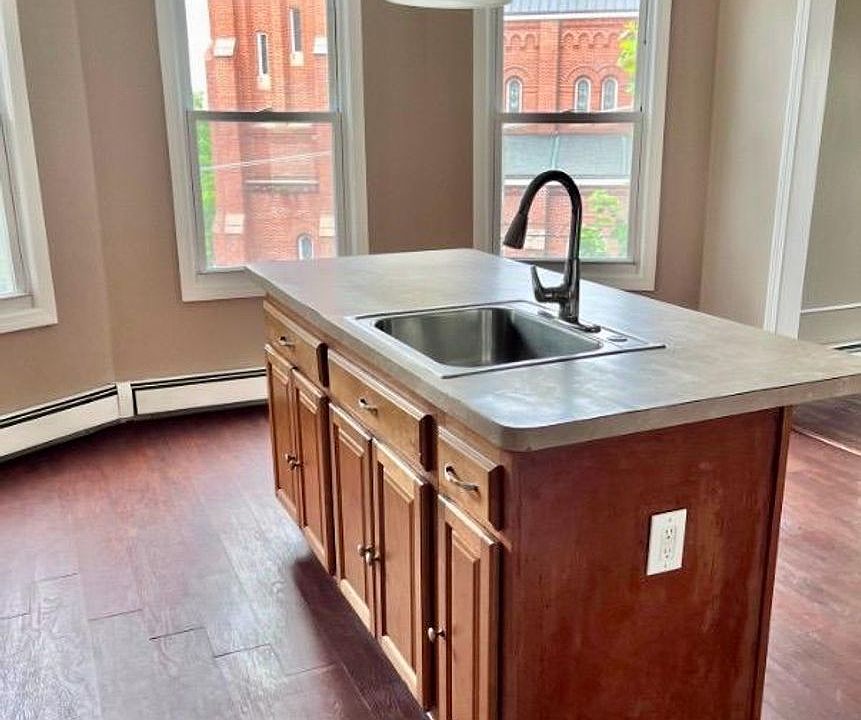 1st image of 5 Oak St APT 2