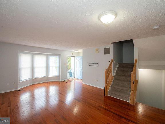 4th image of 913 Glen Falls Ct