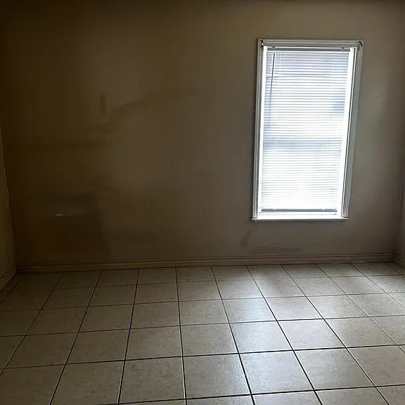 649 E Caston St — Photo 2