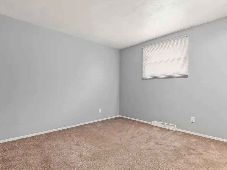 2271-2277 E Laurel St — Photo 9