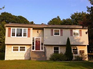 4 Hyde Park Dr, Hyde Park, NY 12538