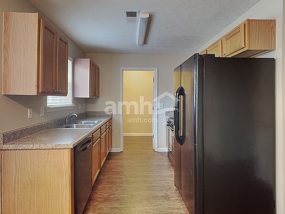 3rd image of 3052 Lake Park Trl