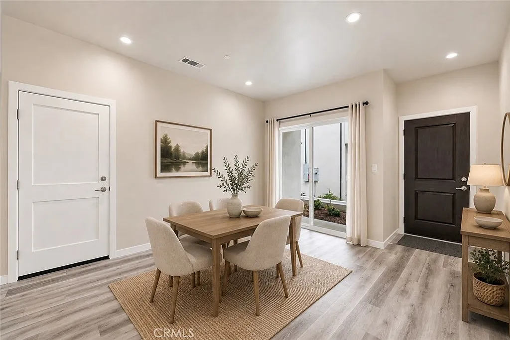 3 bed, 2.5 bath, 1880 sqft, $5,500 — Photo 3