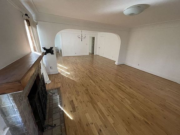 3rd image of 1941 N Vermont Ave #1