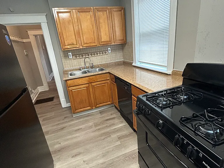 6521 Crest Ave — Photo 2