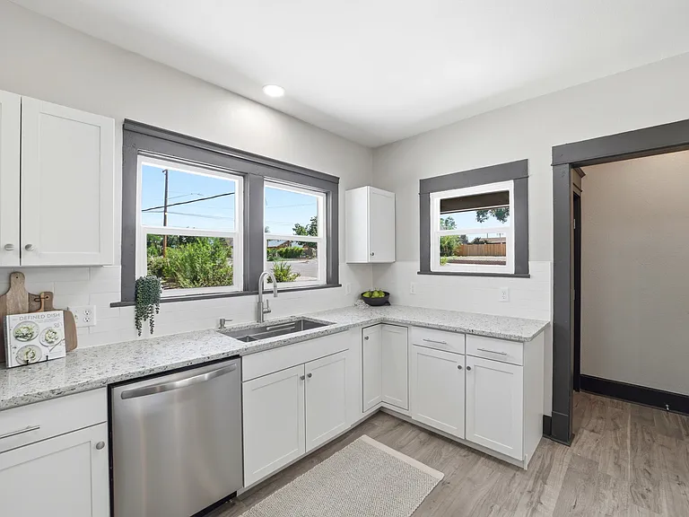 330 Jefferson St — Photo 37