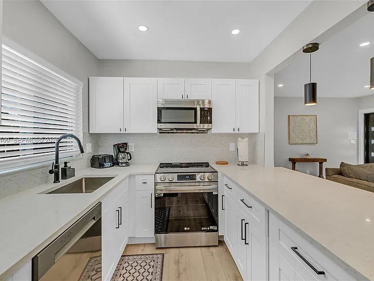 1204 NE 7th St — Photo 14