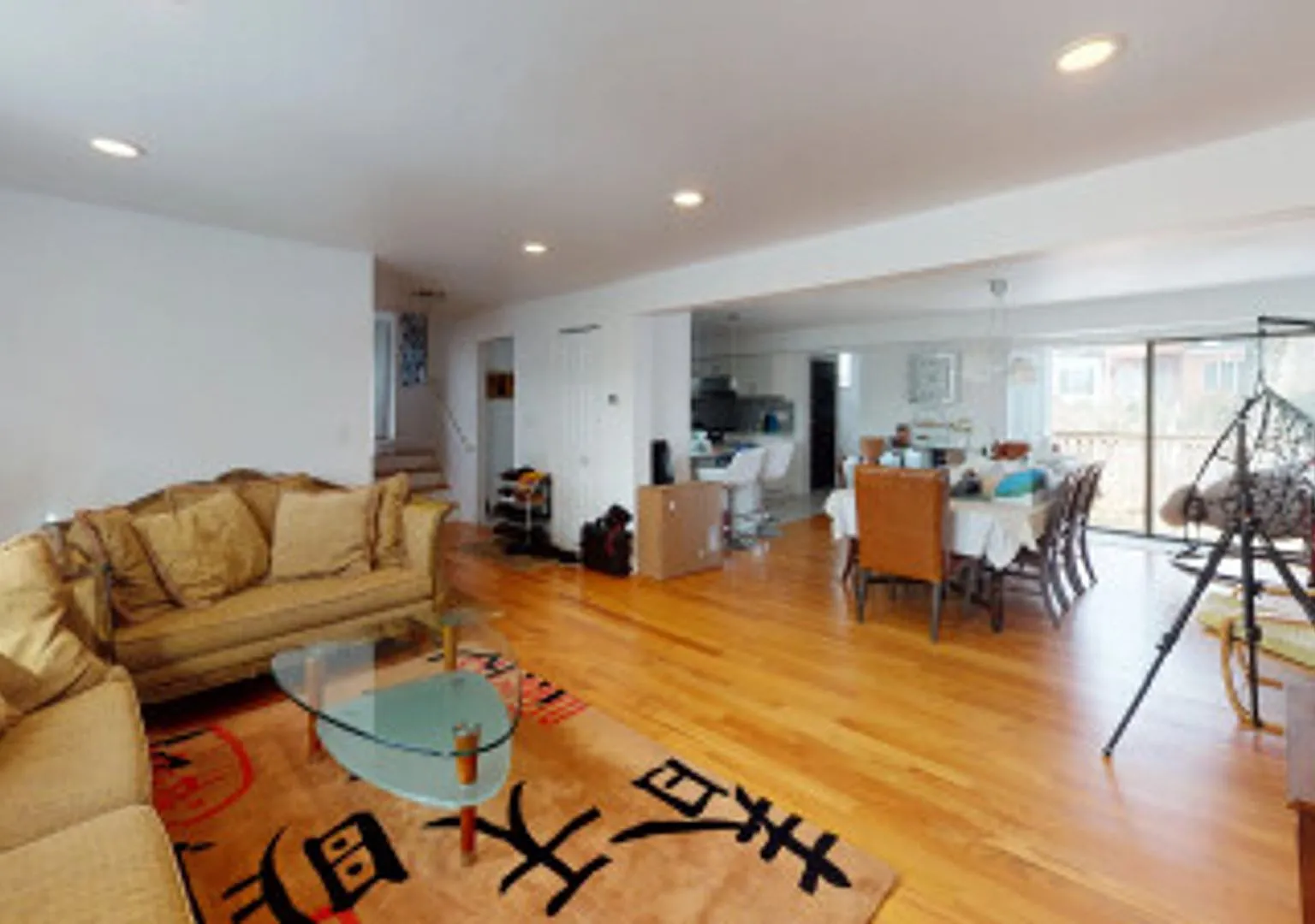 Luxury Townhouse with Chef's Kitchen, Central Air & 3-Car Parking — Photo 1