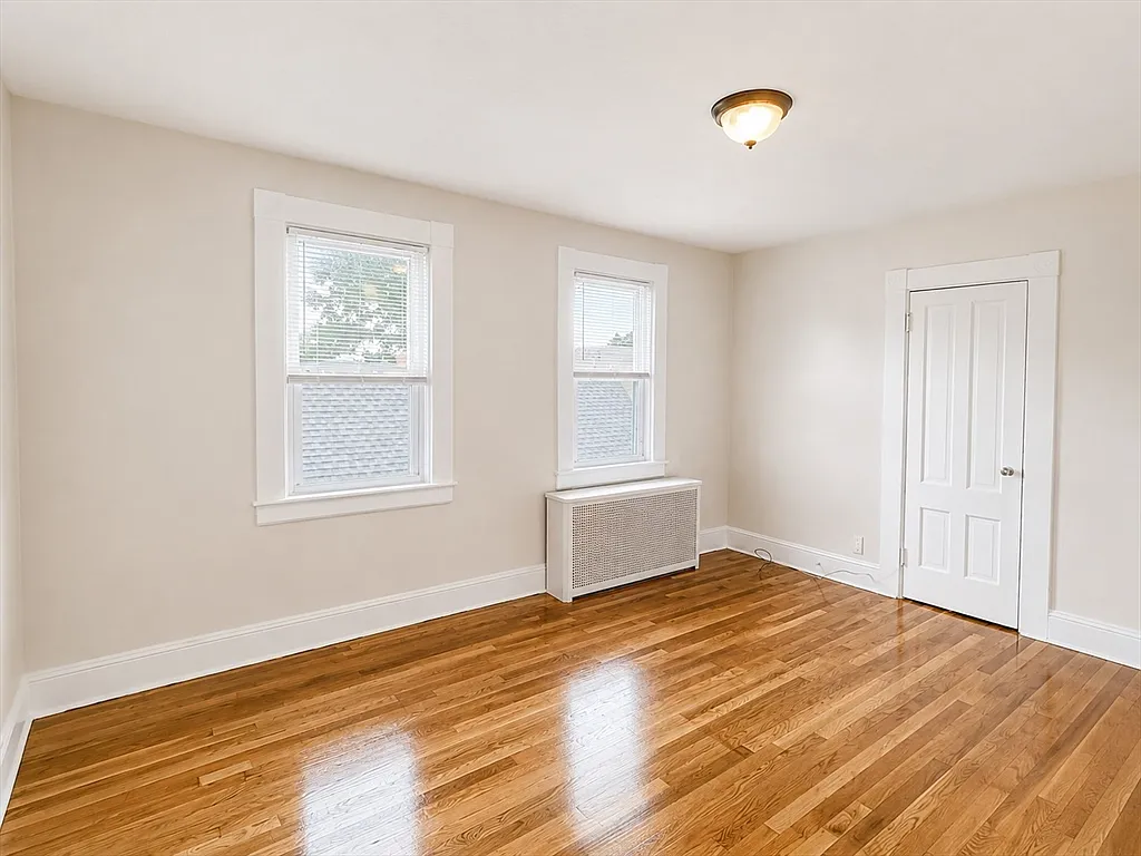 3 bed, 1.0 bath, 957 sqft, $1,650 — Photo 3