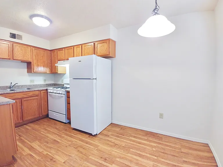Updated Downtown 1 Bed w/ free WIFI & Gated Parking — Photo 9