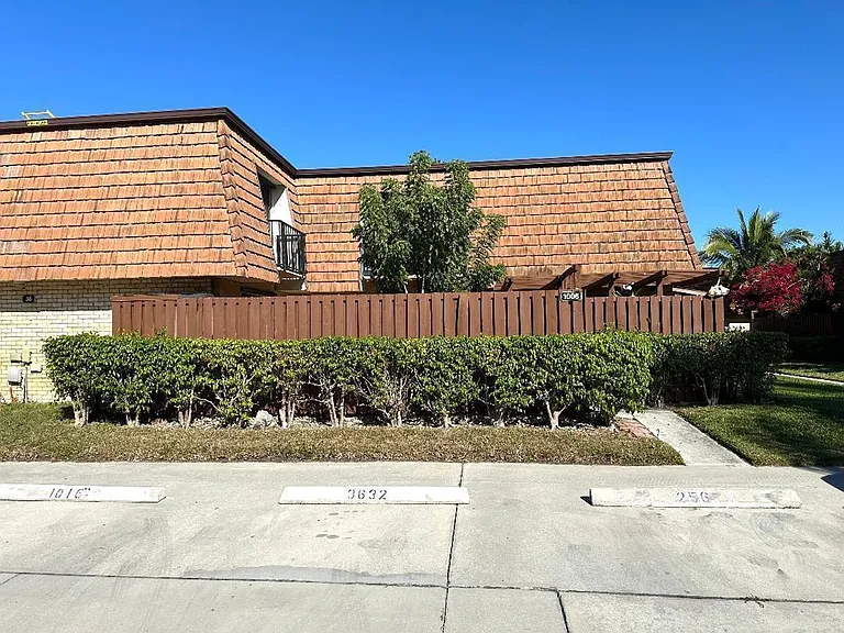 1006 10th Ln — Photo 7