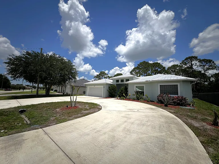 349 SW Dagget Ave — Photo 2