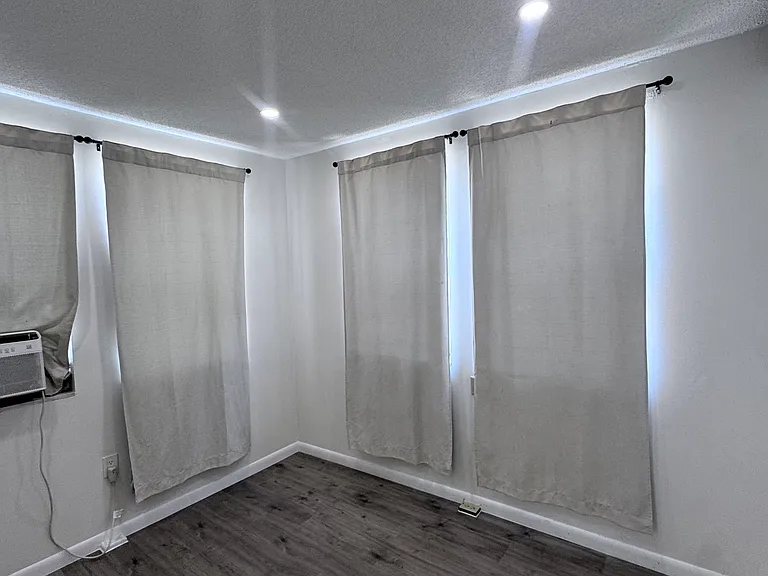 975 SW 2nd St #4 — Photo 9