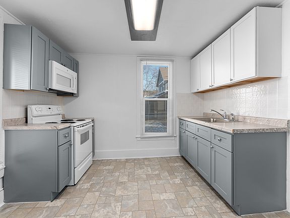 5th image of 916 W 12th St