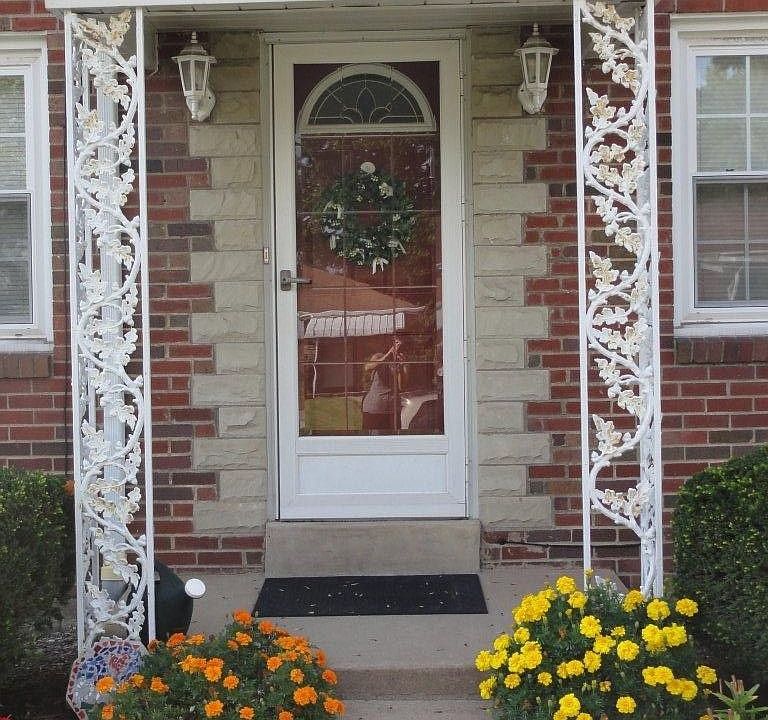 Gracious entryway & front porch - only 1 step! Are you kidding? 