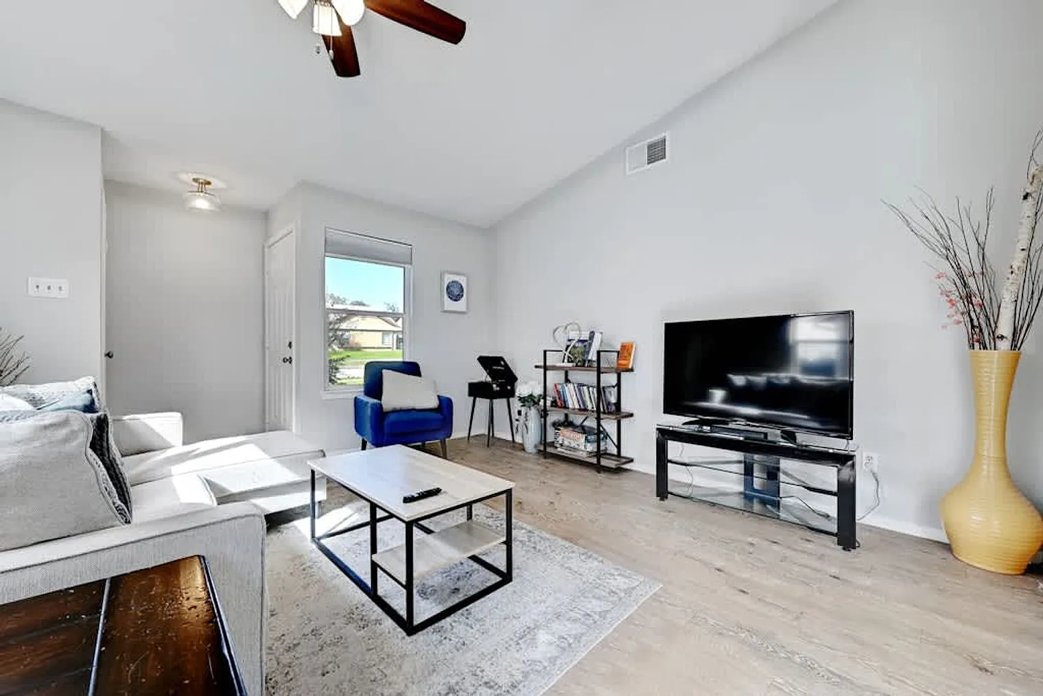 2 bed, 1.0 bath, 861 sqft, $2,564 — Photo 2