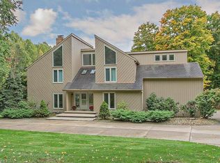 8265 Timber Trl, Chagrin Falls, OH 44023
