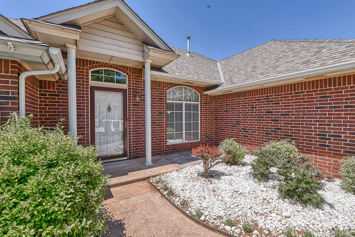 Building Photo - 15501 Arbuckle Hts