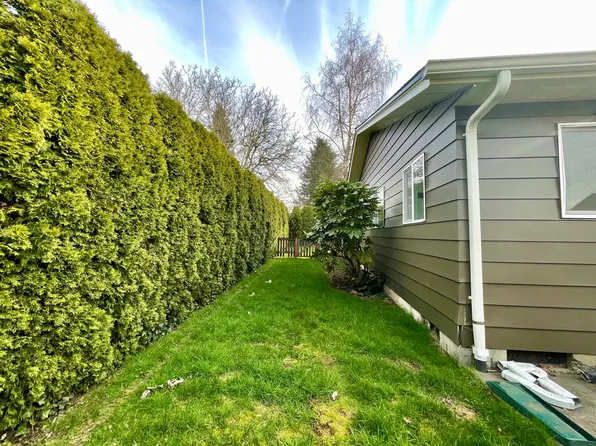 Gresham Duplex with Private Yard and a Single Car Garage! Gresham Station!, 882 NW Florence Ave, Gresham, OR 97030