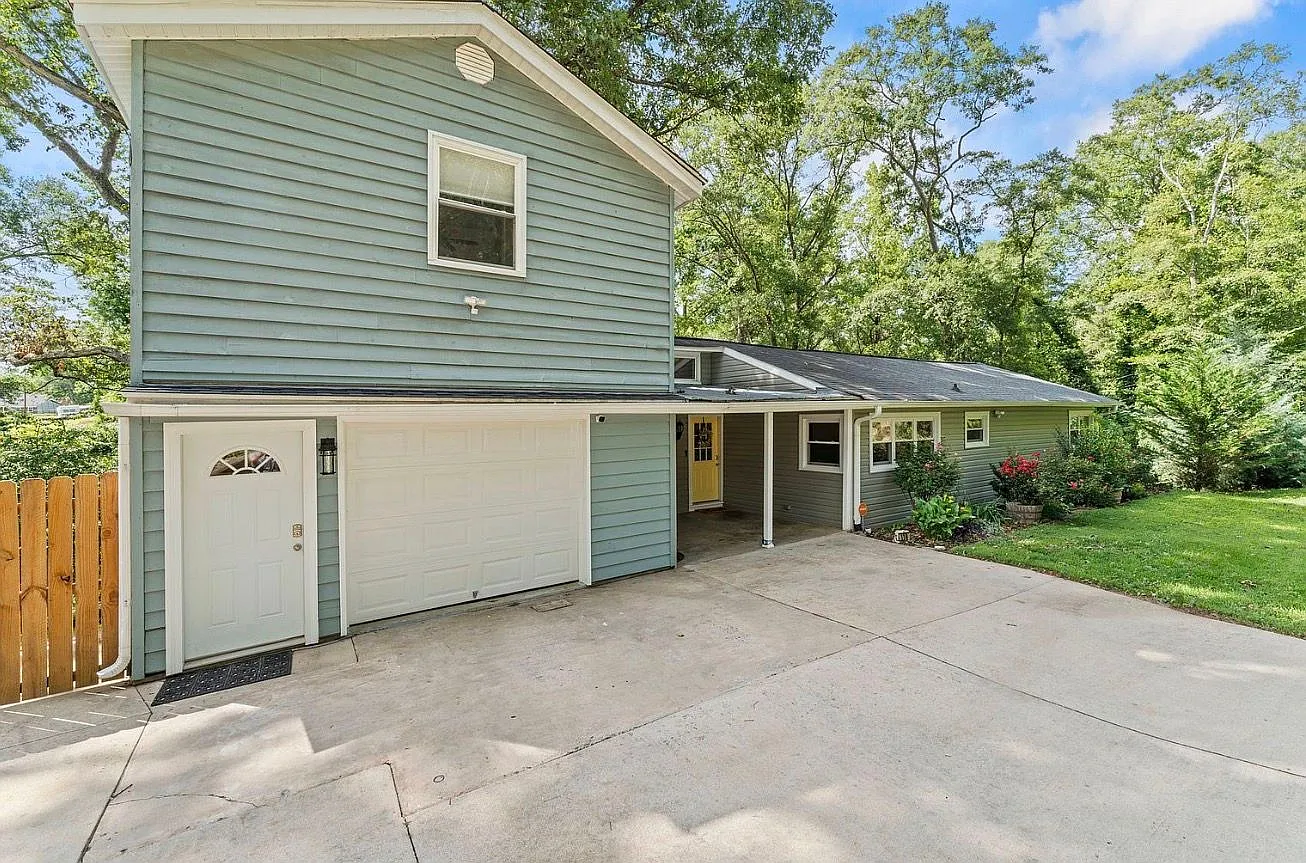 4 bed, 2.0 bath, 2300 sqft, $2,300 — Photo 2