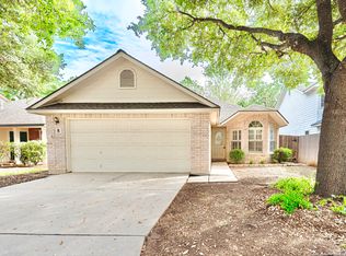 8 Pembroke Ct, San Antonio, TX 78240