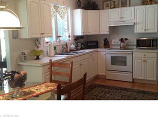 31 Beechwood Dr, Waterford, CT 06385