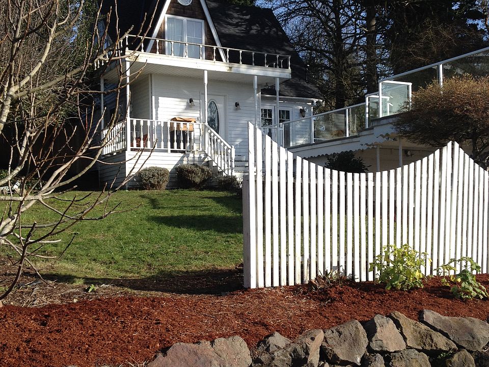 Front view of the house.