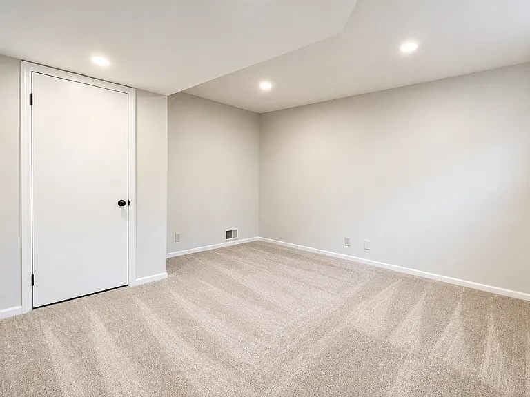 2327 Vavrina Ln — Photo 34