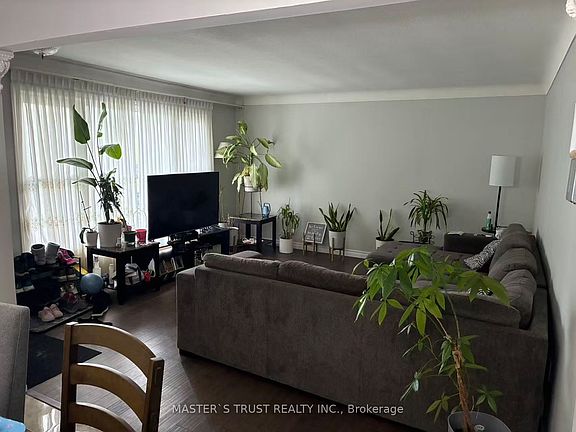 2nd image of 32 Gale Cres