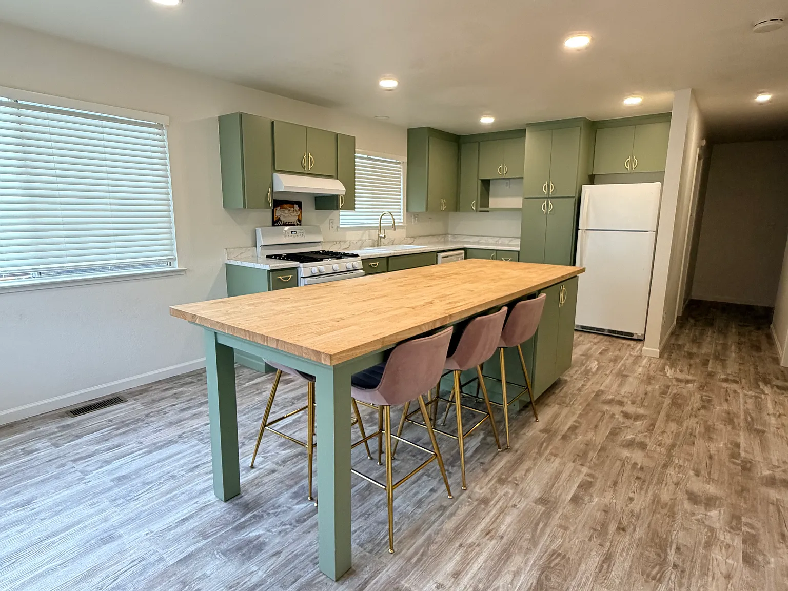 3 bed, 1659 sqft, $4,450 — Photo 4