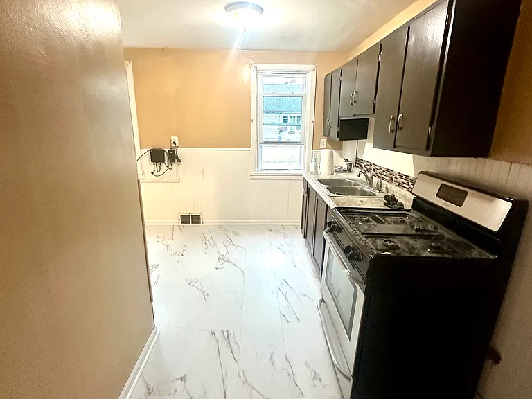 76-80 Thackeray Ct — Photo 9