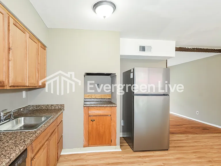 1820 Clover Ln — Photo 6