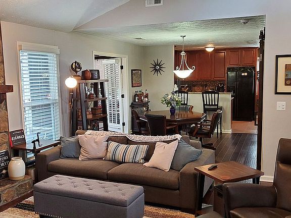 4th image of 100 Saddlebrook Dr
