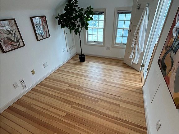 3rd image of 915 Palmer Road