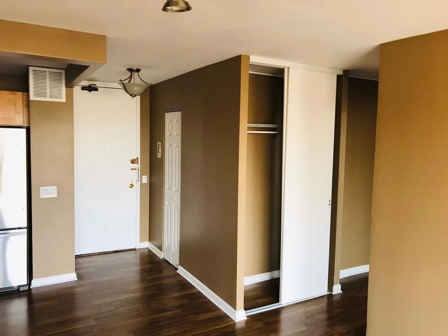 1 bed, 850 sqft, $1,900 — Photo 2