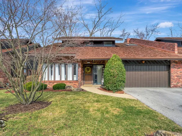 35 Lucas Dr #35, Palos Hills, IL 60465