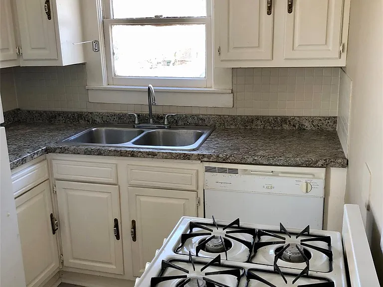 911 Harvard St #4 — Photo 8