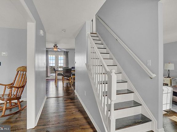 3rd image of 16 Rockdale Dr