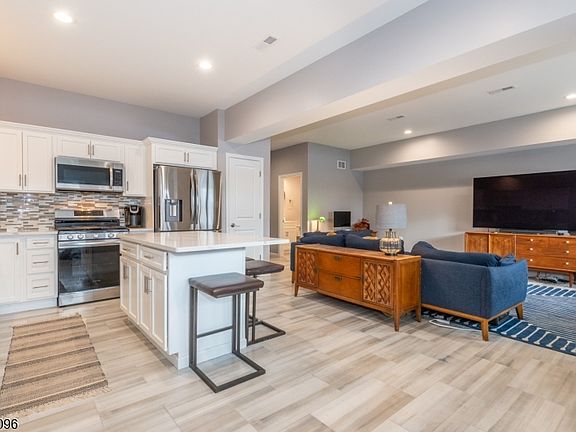 3rd image of 165 Lakeside Rd #6