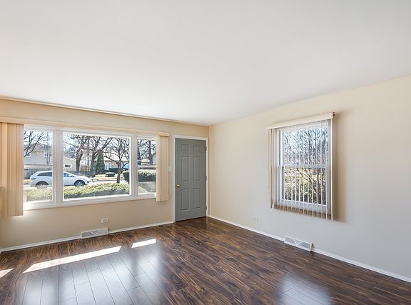 3rd image of 827 E Grand Lake Blvd