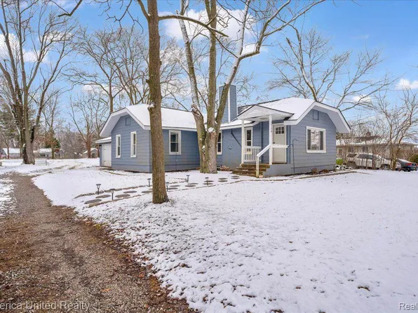 1715 Mercedes St, West Bloomfield, MI 48324