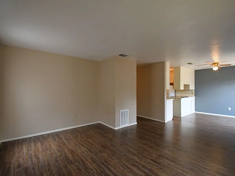 201 Parklane Dr — Photo 7
