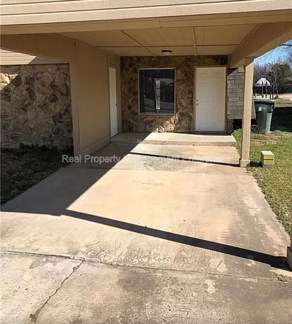 2 bed, 1.0 bath, 1156 sqft, $1,025 — Photo 2
